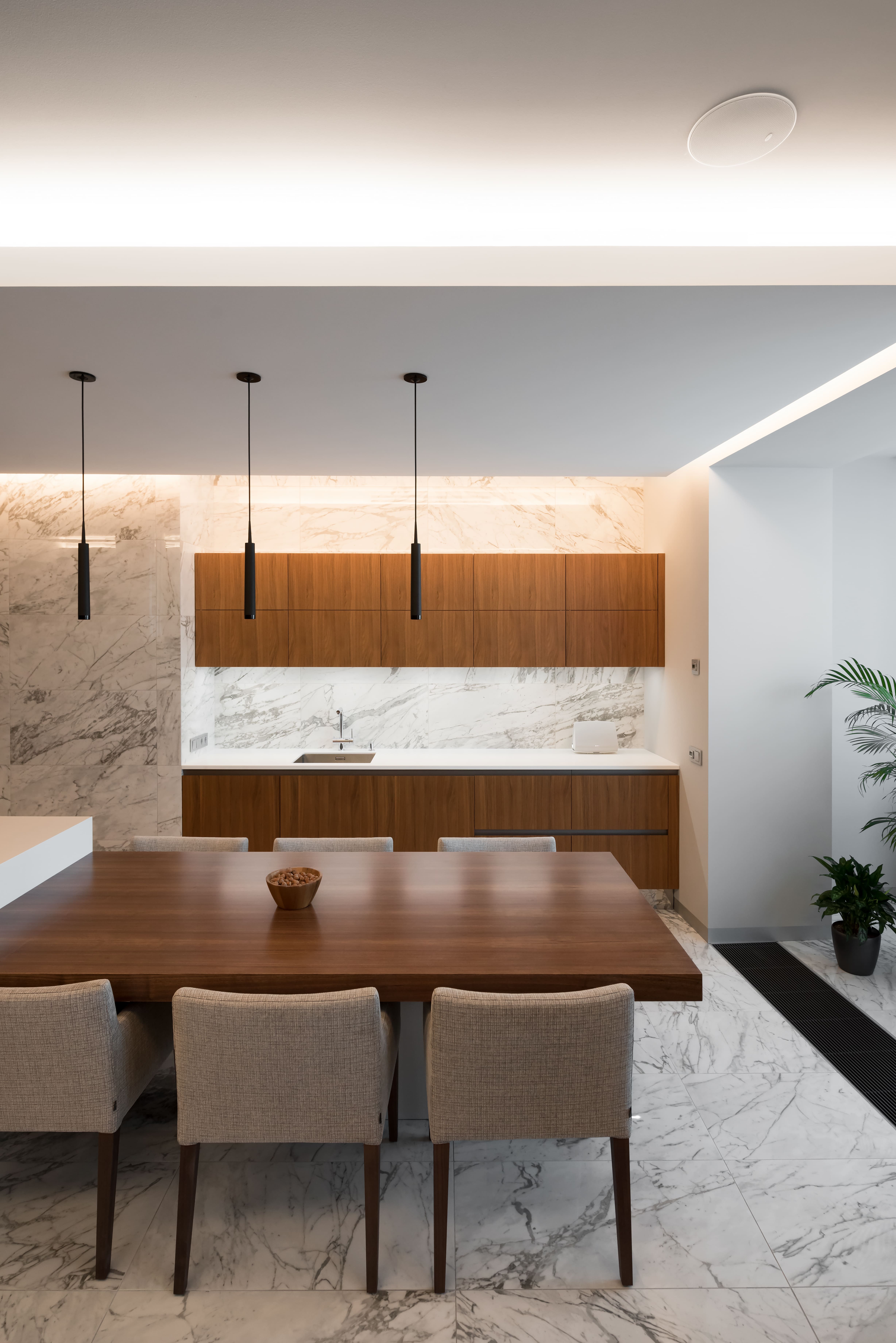  Обеденный стол в кухню